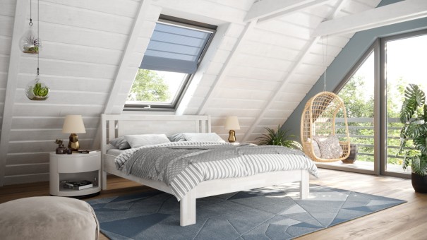 Masívna drevená posteľ so vzdušným dizajnom