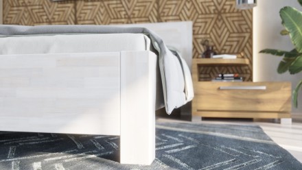 Masívna drevená posteľ s mierne zapustenými nohami