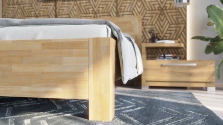 Masívna drevená posteľ s mierne zapustenými nohami