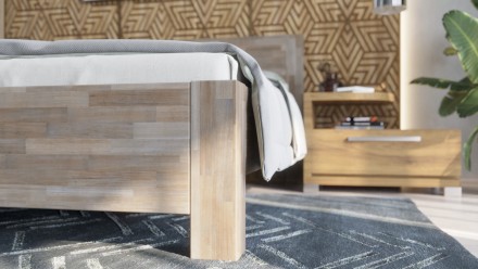 Masívna drevená posteľ s mierne zapustenými nohami