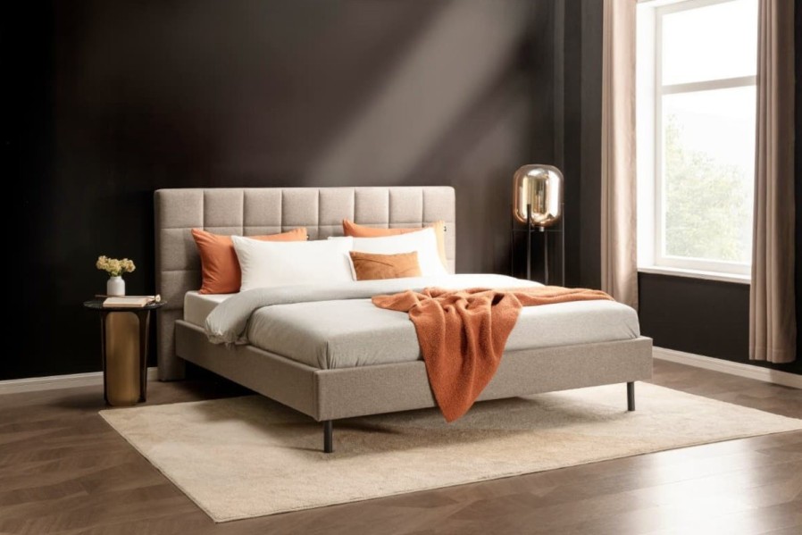 Klinmam Comfort Borneo je moderná čalúnená posteľ, ktorá kombinuje jednoduchý, ale výrazný dizajn s praktickými funkciami, ktoré oceníte v každodennom živote.