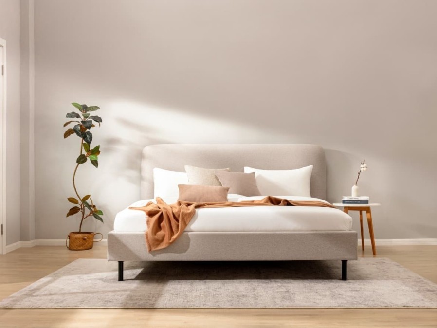 Klinmam Comfort Laguna je elegantná a nadčasová posteľ s jemným čalúnením, ktorá prináša jednoduchosť a čistotu dizajnu.