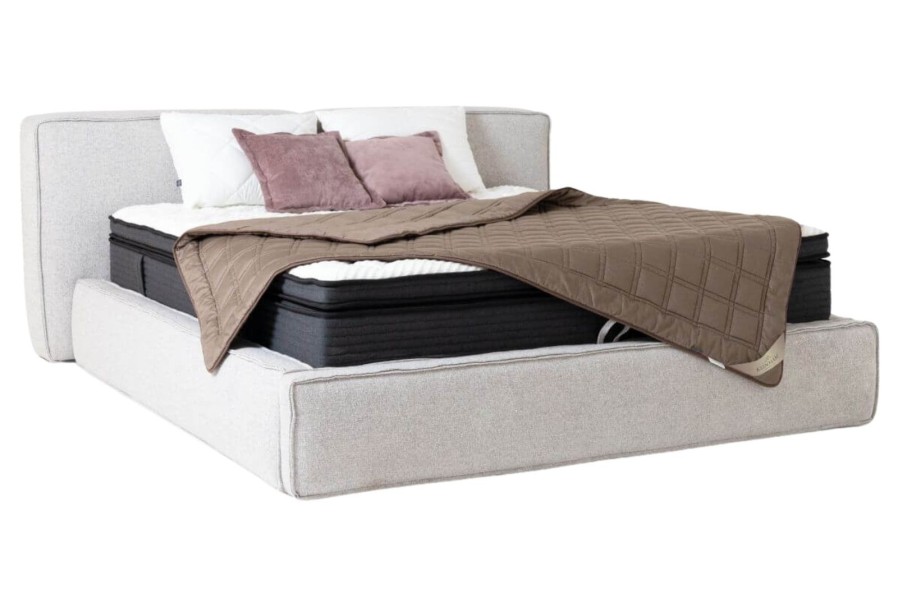 Minimalistická posteľ Luna vás očarí svojím jednoduchým dizajnom delených a pohodlných čalúnených vankúšov.