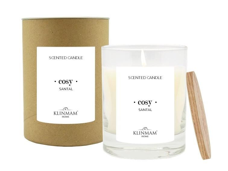 Kolekcia sviečok Klinmam Home je stelesnením uvoľneného životného štýlu. Ich čistý a jednoduchý dizajn pripomína, aké významné sú okamihy relaxácie a pohodlia.