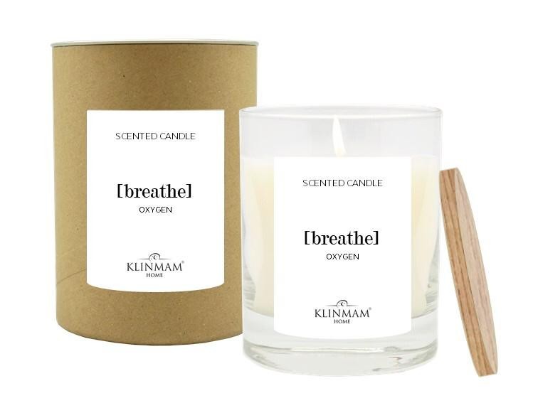 Kolekcia sviečok Klinmam Home je stelesnením uvoľneného životného štýlu. Ich čistý a jednoduchý dizajn pripomína, aké významné sú okamihy relaxácie a pohodlia.