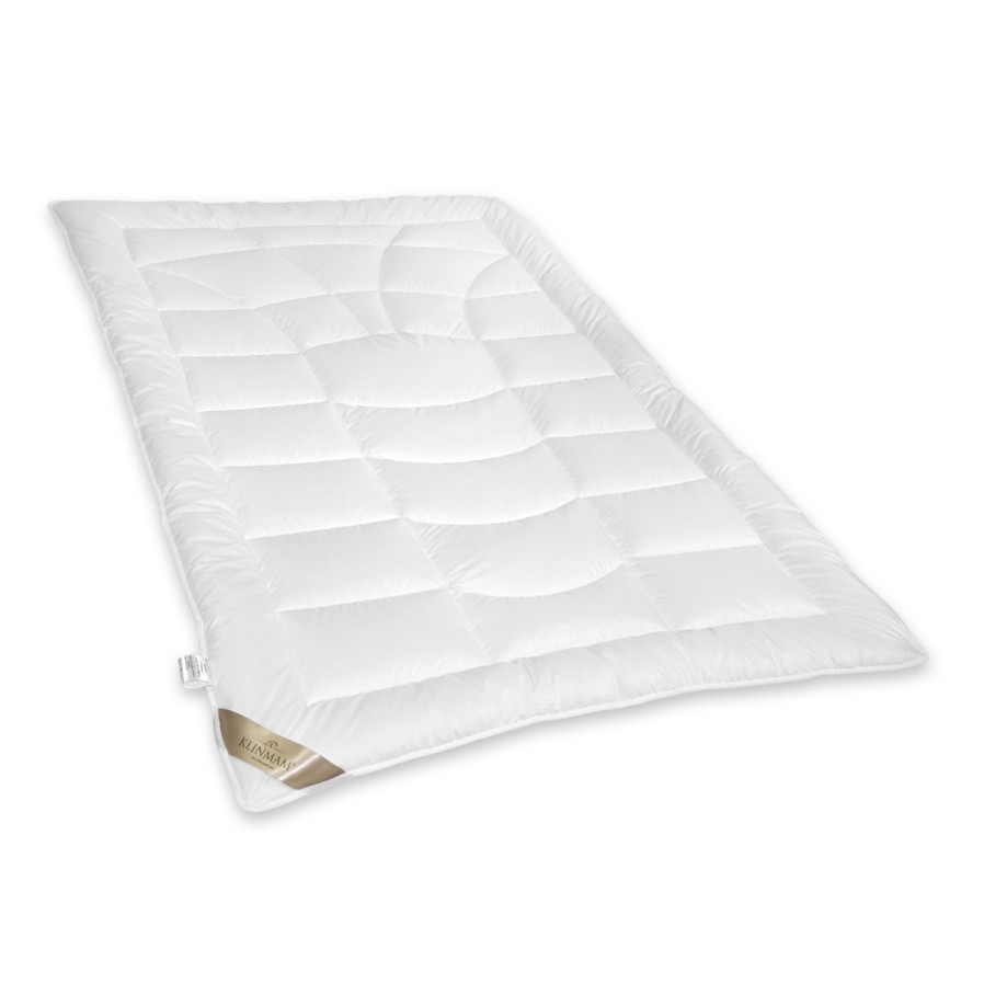 Prírodná lyocellová tkanina v lôžkovinách Klinmam Home Lyocell Aerelle® ponúka jedinečnú úroveň komfortu pre váš spánok. Povrchová tkanina z lyocellu má výborné termoregulačné schopnosti (v lete chladí, v zime hreje), je jemná na dotyk aj ležanie. Vyniká tiež svojou savosťou, ktorá je zhruba o 50 % vyššia ako pri klasickej bavlne. Vhodná je teda pre osoby so zvýšenou potivosťou aj športovcov.