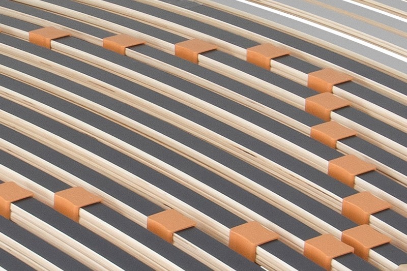 Motorový rošt so 4 motormi umožňuje jednoduché polohovanie hlavovej, chrbtovej, stehennej a lýtkovej oblasti.