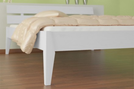 Posteľ Alan má skvelú konštrukciu z borovicového dreva. Pevná, povrchovo upravená bielením alebo pokrytá bezfarebným lakom.