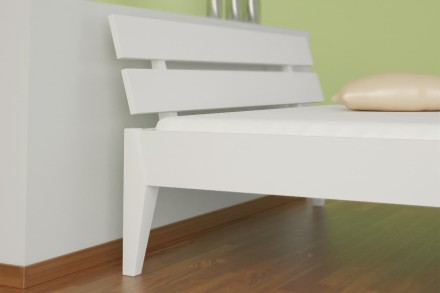 Posteľ Alan má skvelú konštrukciu z borovicového dreva. Pevná, povrchovo upravená bielením alebo pokrytá bezfarebným lakom.