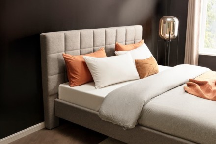 Klinmam Comfort Borneo je moderná čalúnená posteľ, ktorá kombinuje jednoduchý, ale výrazný dizajn s praktickými funkciami, ktoré oceníte v každodennom živote.