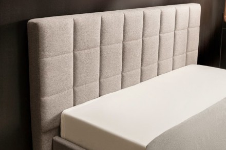 Klinmam Comfort Borneo je moderná čalúnená posteľ, ktorá kombinuje jednoduchý, ale výrazný dizajn s praktickými funkciami, ktoré oceníte v každodennom živote.