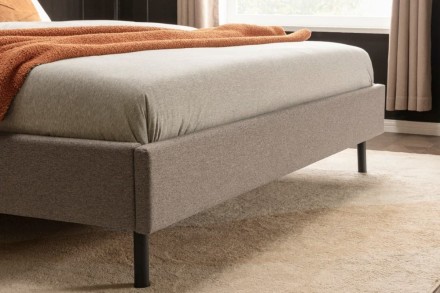 Klinmam Comfort Borneo je moderná čalúnená posteľ, ktorá kombinuje jednoduchý, ale výrazný dizajn s praktickými funkciami, ktoré oceníte v každodennom živote.