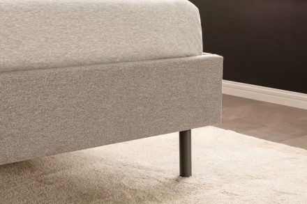 Klinmam Comfort Borneo je moderná čalúnená posteľ, ktorá kombinuje jednoduchý, ale výrazný dizajn s praktickými funkciami, ktoré oceníte v každodennom živote.