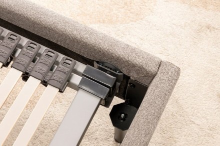 Klinmam Comfort Borneo je moderná čalúnená posteľ, ktorá kombinuje jednoduchý, ale výrazný dizajn s praktickými funkciami, ktoré oceníte v každodennom živote.