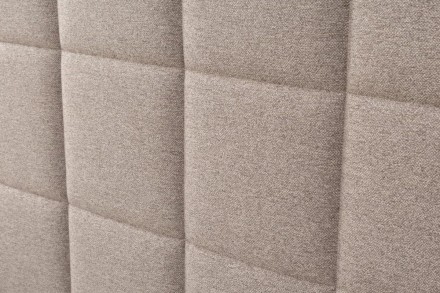 Klinmam Comfort Borneo je moderná čalúnená posteľ, ktorá kombinuje jednoduchý, ale výrazný dizajn s praktickými funkciami, ktoré oceníte v každodennom živote.