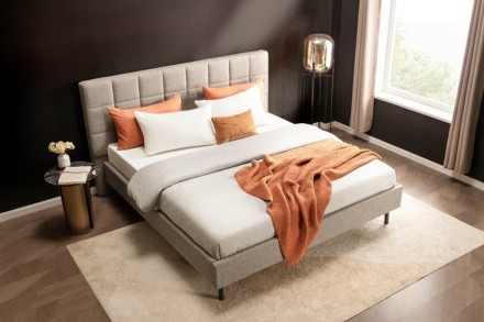 Klinmam Comfort Borneo je moderná čalúnená posteľ, ktorá kombinuje jednoduchý, ale výrazný dizajn s praktickými funkciami, ktoré oceníte v každodennom živote.