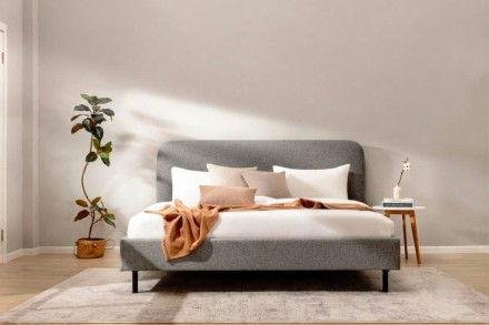 Klinmam Comfort Laguna je elegantná a nadčasová posteľ s jemným čalúnením, ktorá prináša jednoduchosť a čistotu dizajnu.