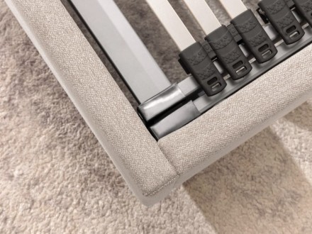 Klinmam Comfort Laguna je elegantná a nadčasová posteľ s jemným čalúnením, ktorá prináša jednoduchosť a čistotu dizajnu.