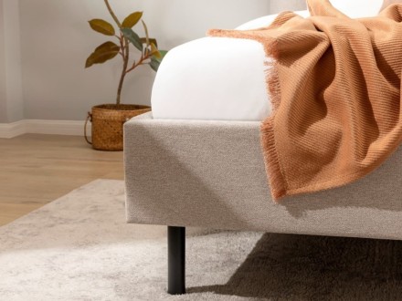 Klinmam Comfort Laguna je elegantná a nadčasová posteľ s jemným čalúnením, ktorá prináša jednoduchosť a čistotu dizajnu.