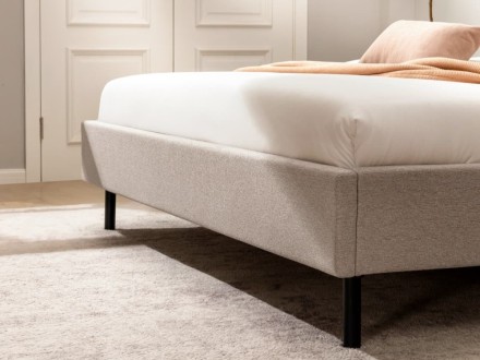 Klinmam Comfort Laguna je elegantná a nadčasová posteľ s jemným čalúnením, ktorá prináša jednoduchosť a čistotu dizajnu.