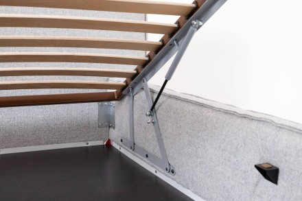 Minimalistická posteľ Luna vás očarí svojím jednoduchým dizajnom delených a pohodlných čalúnených vankúšov.