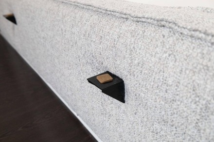 Minimalistická posteľ Luna vás očarí svojím jednoduchým dizajnom delených a pohodlných čalúnených vankúšov.