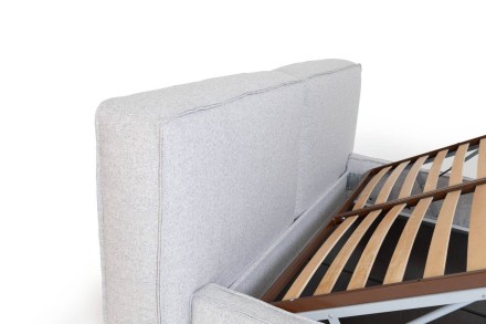 Minimalistická posteľ Luna vás očarí svojím jednoduchým dizajnom delených a pohodlných čalúnených vankúšov.