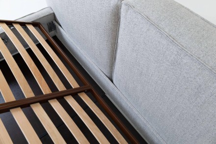 Minimalistická posteľ Luna vás očarí svojím jednoduchým dizajnom delených a pohodlných čalúnených vankúšov.