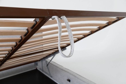 Minimalistická posteľ Luna vás očarí svojím jednoduchým dizajnom delených a pohodlných čalúnených vankúšov.