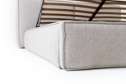 Minimalistická posteľ Luna vás očarí svojím jednoduchým dizajnom delených a pohodlných čalúnených vankúšov.