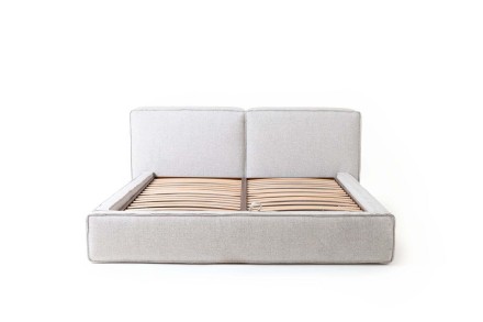 Minimalistická posteľ Luna vás očarí svojím jednoduchým dizajnom delených a pohodlných čalúnených vankúšov.