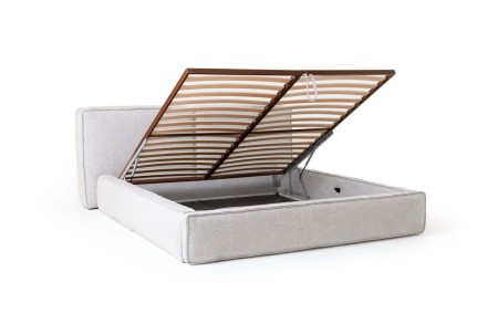 Minimalistická posteľ Luna vás očarí svojím jednoduchým dizajnom delených a pohodlných čalúnených vankúšov.