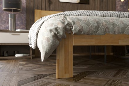 Anetta predstavuje vzdušnú elegantnú posteľ z masívu s vertikálne členeným hlavovým čelom.