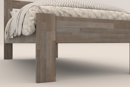 Utena predstavuje vzdušnú elegantnú posteľ z masívu s vertikálne členeným hlavovým čelom.