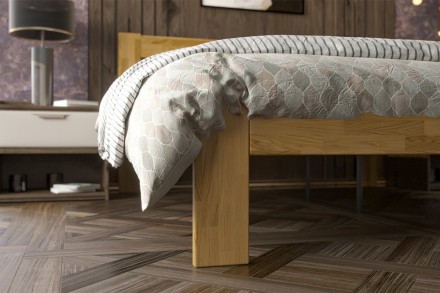 Utena predstavuje vzdušnú elegantnú posteľ z masívu s vertikálne členeným hlavovým čelom.