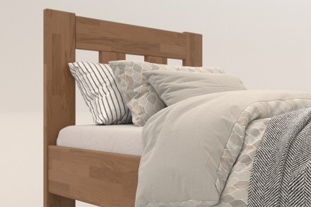 Utena predstavuje vzdušnú elegantnú posteľ z masívu s vertikálne členeným hlavovým čelom.