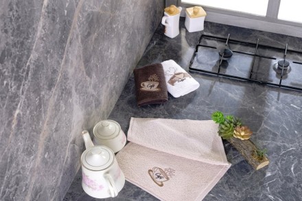 Dodajte svojej kuchyni nádych elegancie s darčekovou sadou utierok Klinmam Home. Súprava troch utierok zo 100% výberovej bavlny kombinuje mimoriadnu mäkkosť s praktickou savosťou. Vďaka jemným farbám a precíznym výšivkám s motívmi kávy, levandule či olív sú nielen nepostrádateľným pomocníkom, ale aj vkusným doplnkom.