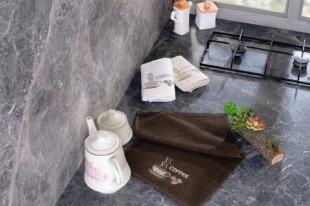 Dodajte svojej kuchyni nádych elegancie s darčekovou sadou utierok Klinmam Home. Súprava troch utierok zo 100% výberovej bavlny kombinuje mimoriadnu mäkkosť s praktickou savosťou. Vďaka jemným farbám a precíznym výšivkám s motívmi kávy, levandule či olív sú nielen nepostrádateľným pomocníkom, ale aj vkusným doplnkom.