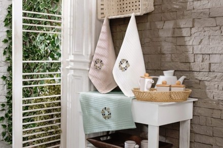 Dodajte svojej kuchyni nádych elegancie s darčekovou sadou utierok Klinmam Home. Súprava troch utierok zo 100% výberovej bavlny kombinuje mimoriadnu mäkkosť s praktickou savosťou. Vďaka jemným farbám a precíznym výšivkám s motívmi kávy, levandule či olív sú nielen nepostrádateľným pomocníkom, ale aj vkusným doplnkom.