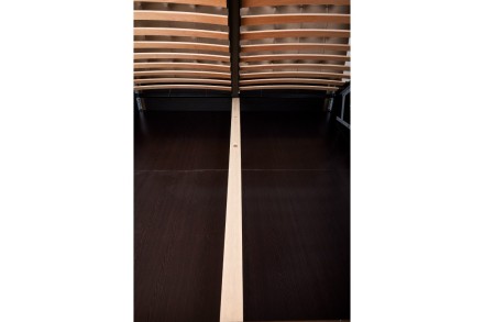 Elegantná posteľ Nashwille sa vďaka svojmu čelu hodí do každej spálne, ktorú ozvláštni a  zároveň rozjasní.