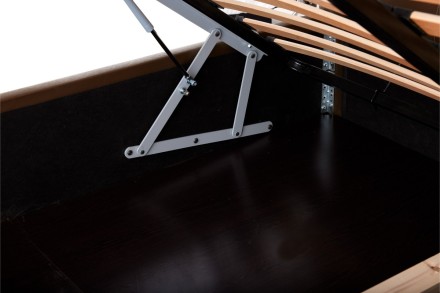 Elegantná posteľ Nashwille sa vďaka svojmu čelu hodí do každej spálne, ktorú ozvláštni a  zároveň rozjasní.