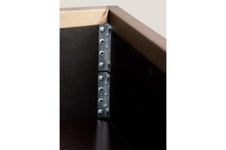 Elegantná posteľ Nashwille sa vďaka svojmu čelu hodí do každej spálne, ktorú ozvláštni a  zároveň rozjasní.