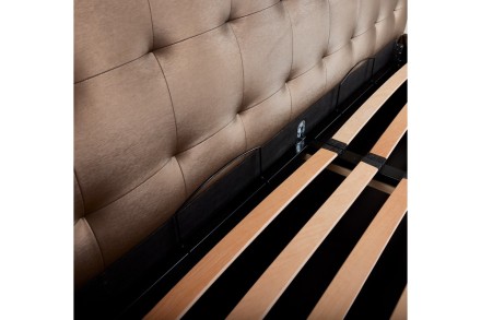 Elegantná posteľ Nashwille sa vďaka svojmu čelu hodí do každej spálne, ktorú ozvláštni a  zároveň rozjasní.