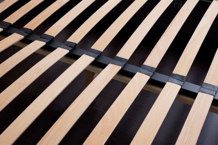 Krásne čelo Klinmam Madison s čalúnenými štvorcami sa vyznačuje nápaditým dizajnom a dokonalým remeselným spracovaním.