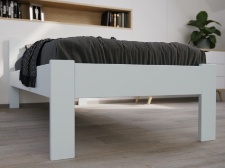 Posteľ z bukového alebo dubového masívu