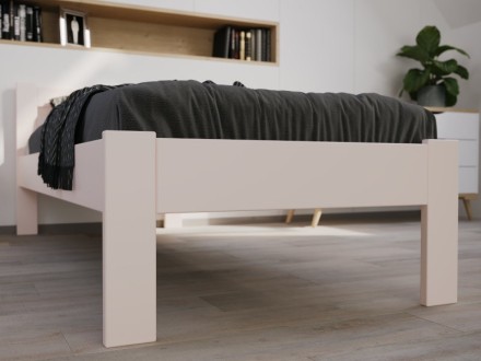 Posteľ z bukového alebo dubového masívu