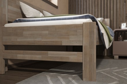 Viacgeneračná posteľ z tých najlepších možných materiálov bola precízne vyrobená. Ak hľadáte posteľ, ktorá vám vydrží desiatky rokov, tak je celomasívna posteľ Amelia to správne riešenie.