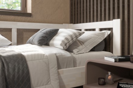 Milujete vôňu dreva? Tak je táto celomasívna posteľ perfektnou voľbou pre vás, pretože je z najkvalitnejších drevín buku a dubu.