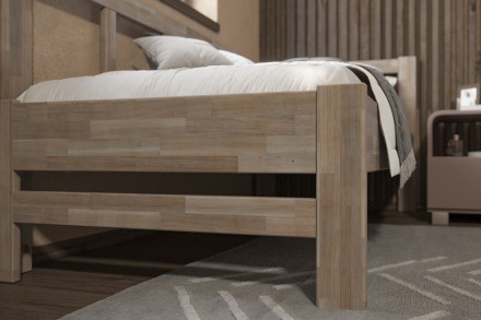 Milujete vôňu dreva? Tak je táto celomasívna posteľ perfektnou voľbou pre vás, pretože je z najkvalitnejších drevín buku a dubu.