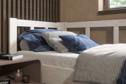 Milujete vôňu dreva? Tak je táto celomasívna posteľ perfektnou voľbou pre vás, pretože je z najkvalitnejších drevín buku a dubu.